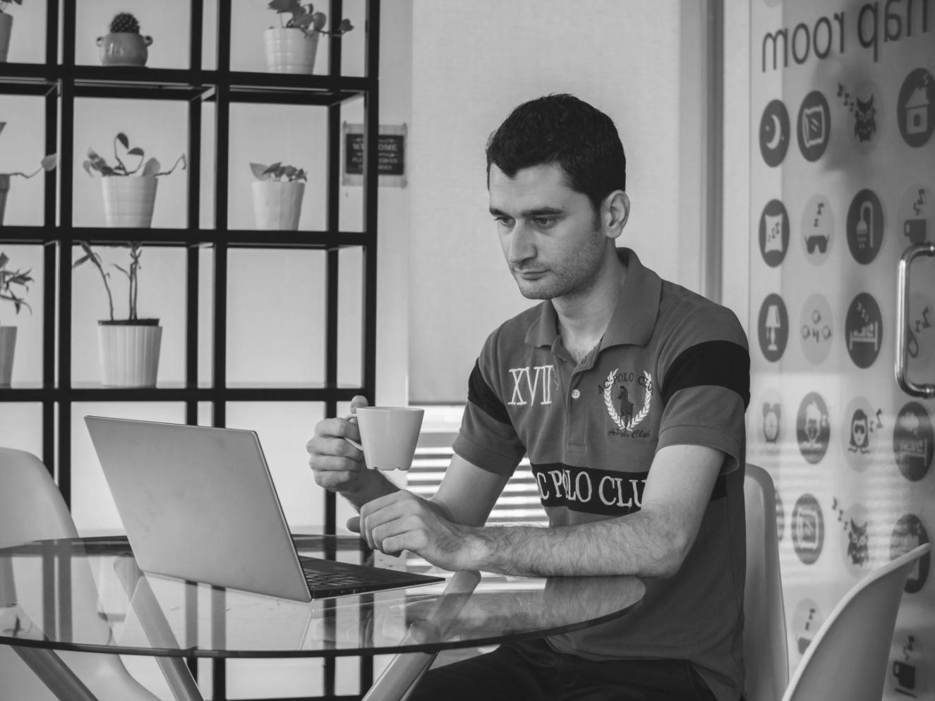 Profesional analizando datos financieros para crear presentaciones efectivas