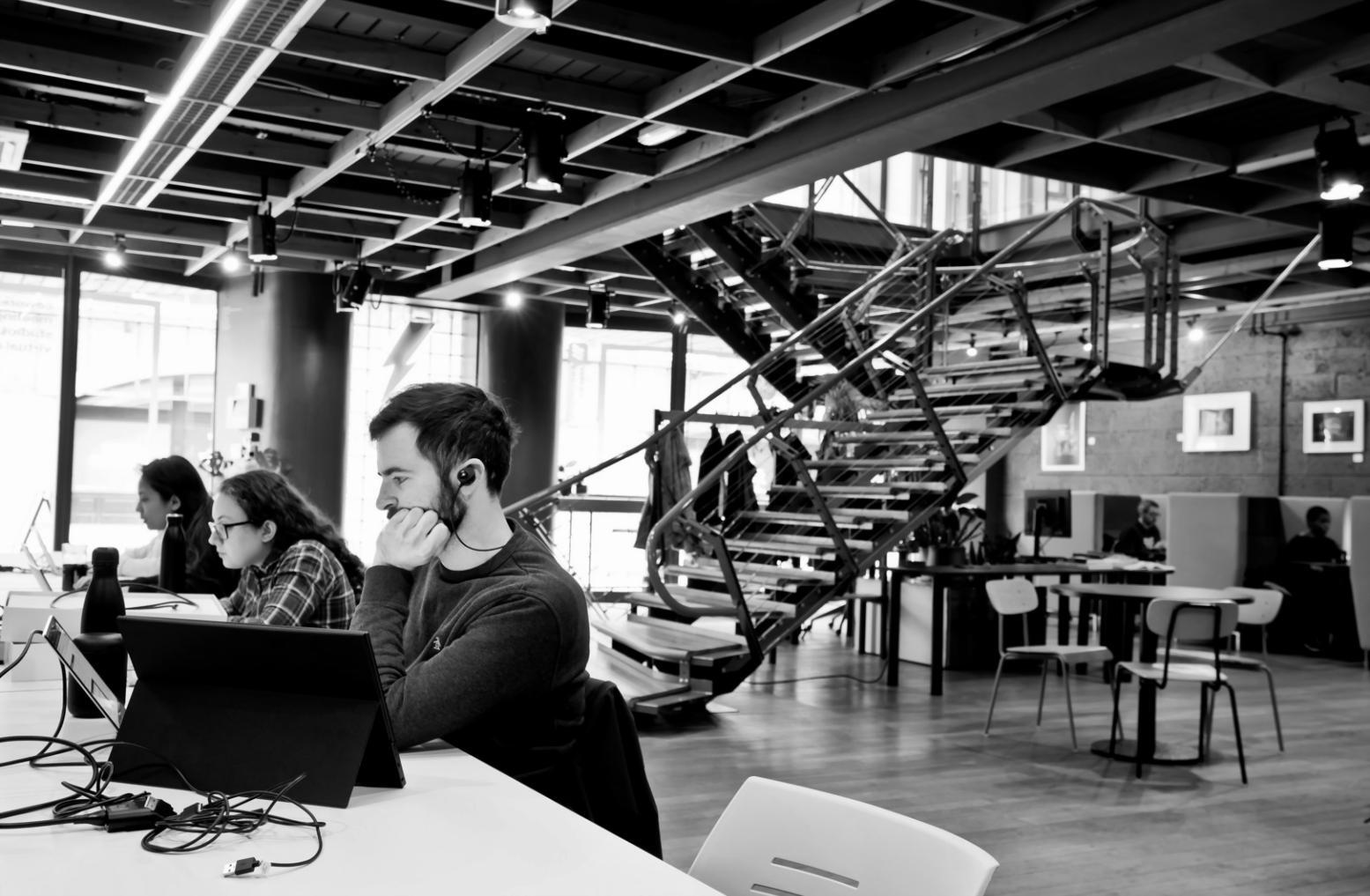 Análisis de casos reales en sesión de trabajo